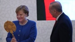 Turski predsednik Redžep Tajip Erdogan uručio je nemačkoj kancelarki na poklon antikivitet - ogledalo, tokom ceremonije otvaranja novog kampusa Tursko-nemačkog univerziteta u Istanbulu 24. januara 2020.