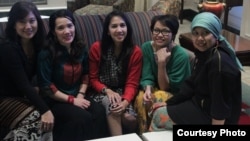 Lima wanita pendiri Rumah Indonesia (Kiri-kanan: Livia Iskandar, Ifa Misbach, Tricia Sumarijanto, Debbie Sumual-Patlis, Wita Pradonggo)
