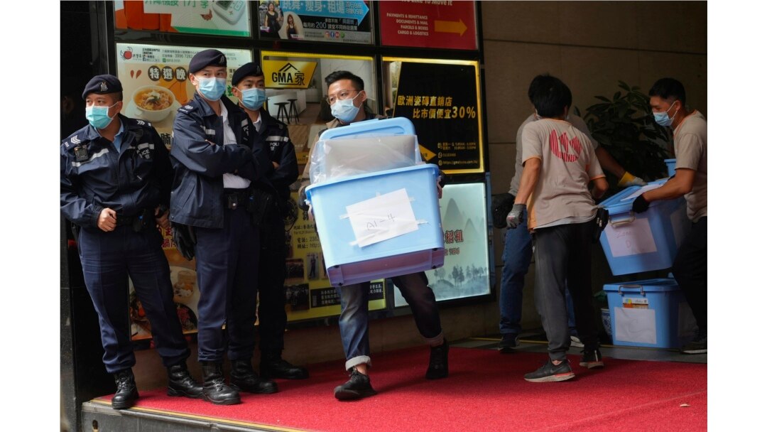 香港警方突袭搜查了《立场新闻》办公室,搬走多箱资料。(2021年12月29日)
