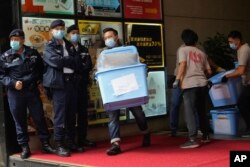 香港警方突袭搜查了《立场新闻》办公室，搬走多箱资料。（2021年12月29日）