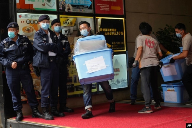 香港警方突袭搜查了《立场新闻》办公室，搬走多箱资料。（2021年12月29日）