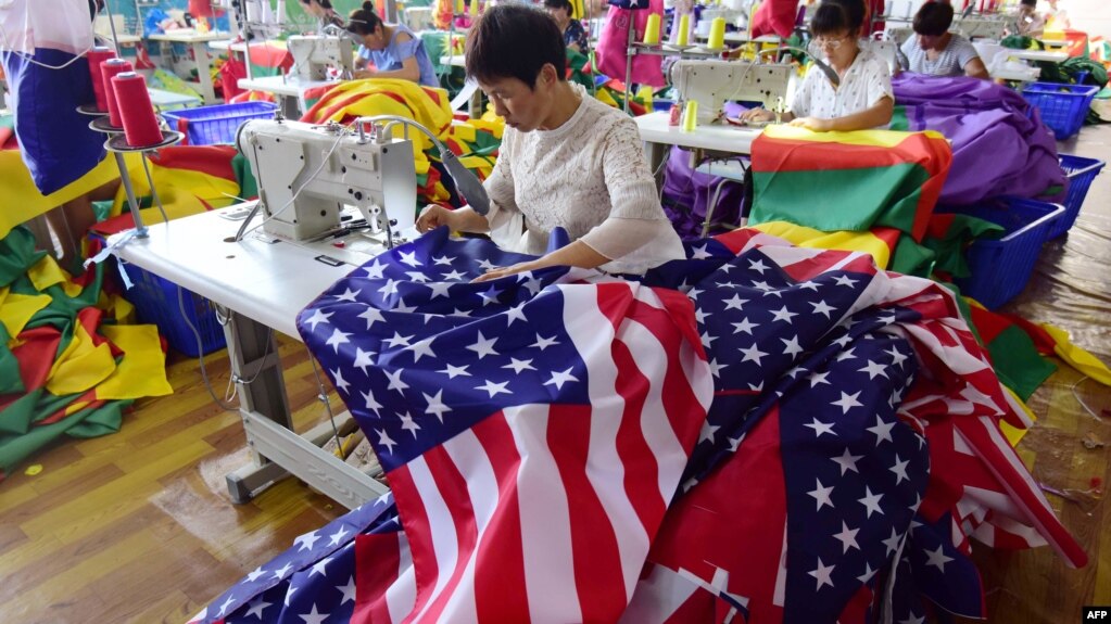 2018年7月13日，中國員工在安徽省阜陽的一家工廠縫製美國國旗。（資料照）