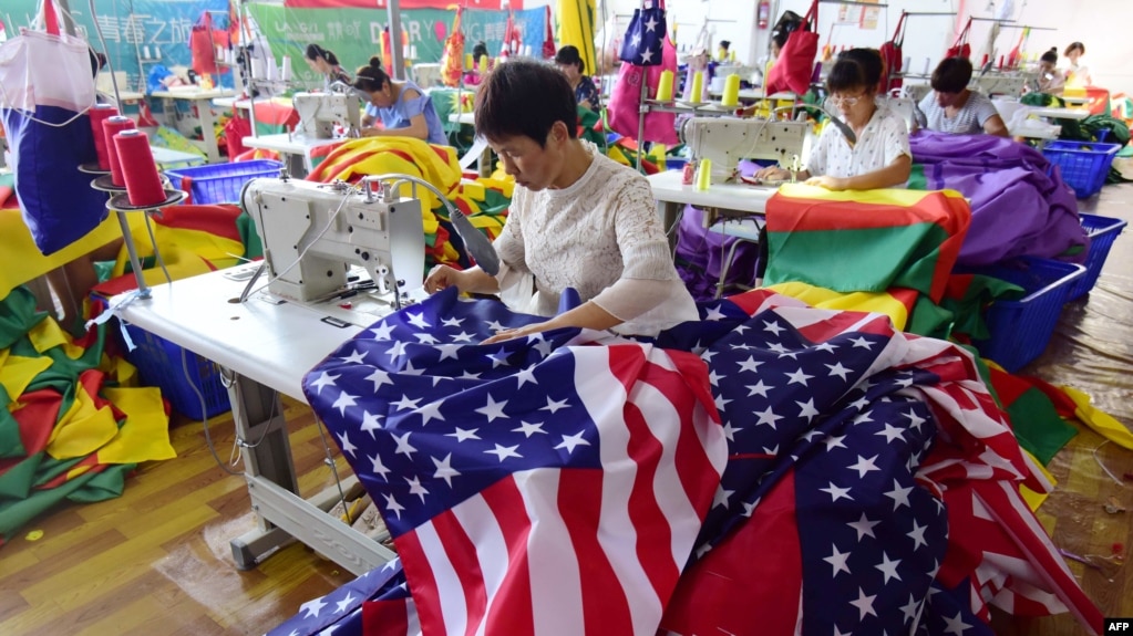 Công nhân Trung Quốc may cờ Mỹ.