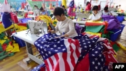 2018年7月13日，中國員工在安徽省阜陽的一家工廠縫製美國國旗。