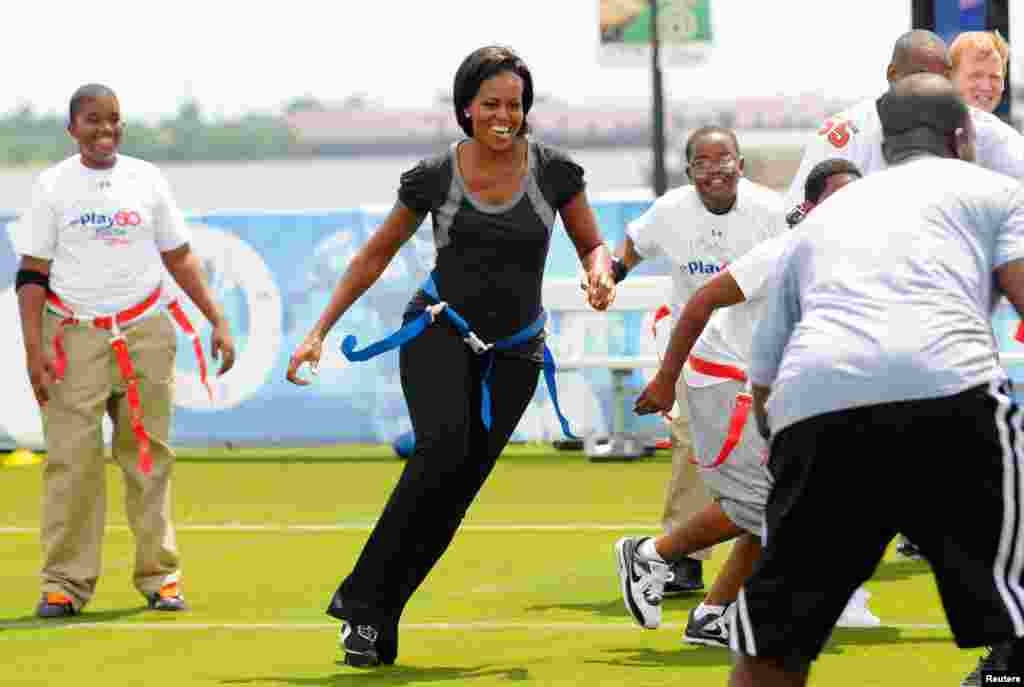 Na foto, a Primeira-dama participa num jogo com alunos de liceu.
