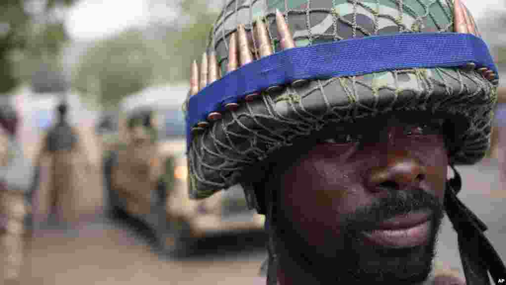 Sojin Najeriya a Gwoza, Garin da aka kwato daga hannun Boko Haram, Afirilu 8, 2015.
