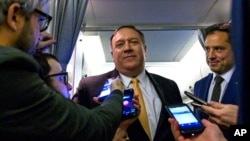 گفتگوی مایک پمپئو وزیر خارجه آمریکا با خبرنگاران همراه خود در هواپیما - آرشیو