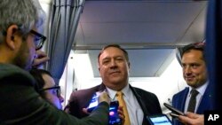 Menlu AS Mike Pompeo memberikan keterangan kepada media dalam penerbangan menuju Timur Tengah, Senin, 7 Januari 2019.