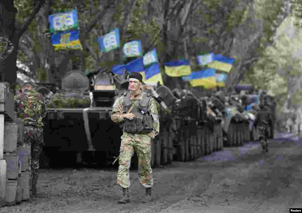 Ukrainian paratroopers gather near the eastern Ukrainian city of Slovyansk, July 8, 2014.
