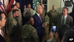 28일 이라크를 방문한 조 바이든 미 부통령이 바그다드의 미 대사관을 방문해 미 외교관들과 군 간부들을 만났다.