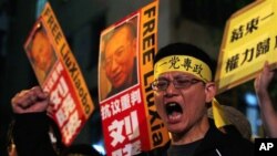 Prodemokratski prosvjednici traže oslobađanje Liuu Xiaoboa tijekom prosvjeda u Hong Kongu 8. listopada