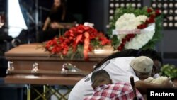 Dolientes se abrazan antes del funeral de Stephon Clark un afroestadounidense ultimado por la policía en Sacramento, California. Marzo 29 de 2018.