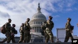 Pasukan Garda Nasional meningkatkan pengamanan di sekitar Gedung Capitol, Washington, D.C., menjelang inagurasi Presiden terpilih Joe Biden, 17 Januari 2021. (AP Photo/J. Scott Applewhite)