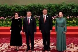 O'zbekiston ham Pekin yordamiga tayanmoqda. Prezident Shavkat Mirziyoyevning ilk xorijiy safarlaridan biri Pekinga bo'lgan. 2017-yilning may oyida.