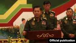 (၁၂-၂၁-၁၈) ၄ လၾကာအပစ္ရပ္စဲေၾကာင္း ေနျပည္ေတာ္တြင္ ထုတ္ျပန္ေၾကညာစဥ္က ဗိုလ္ခ်ဳပ္မွဴးႀကီးမင္းေအာင္လိႈင္ကိုေတြ႔ရစဥ္။ 
