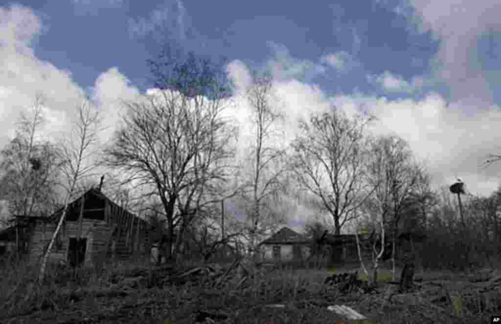 A view of the abandoned village of Redkovka, (VOA - D. Markosian, April 2011)