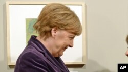 La chancelière allemande Angela Merkel Merkel inaugure l'exposition "Art de l'Holocauste - 100 œuvres de la collection Yad Vashem" au Musée historique allemand à Berlin, 25 janvier 2016.