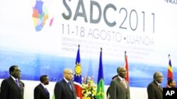 (Da Esq) Robert Mugabe (Zimbabue), Jacob Zuma, (SADC), Tomaz Salomao e Presidente Hifikepunye (Namibia)