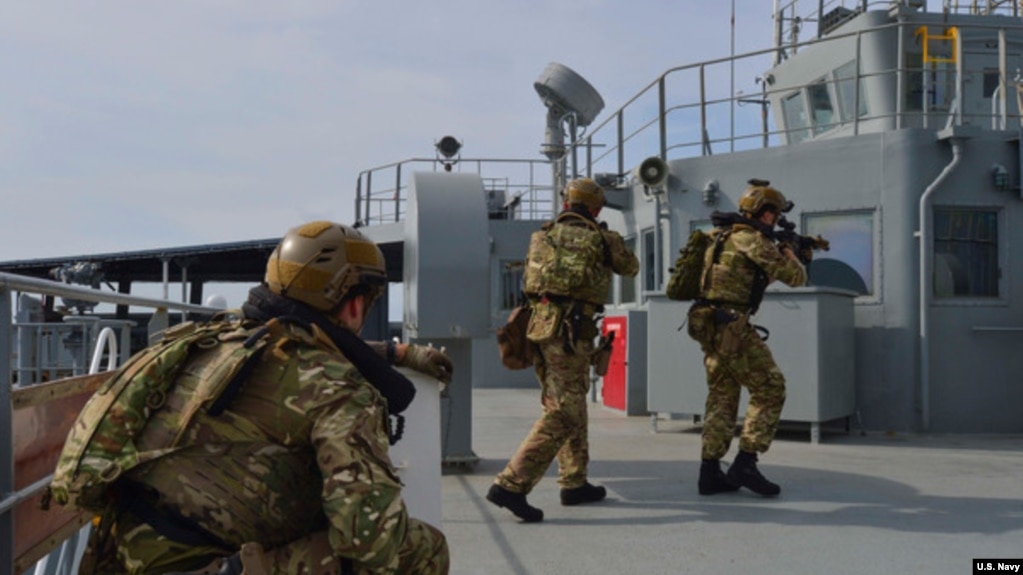 Thủy quân lục chiến và Hải quân Hoàng gia Anh trên tàu hộ tống HMS Monstrose diễn tập huấn luyện cùng với tàu chở dầu tiếp liệu USNS Guadalupe của Hải quân Mỹ.