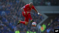 Martin Skrtelde Liverpool contrôle le ballon au cours d’un match de la Premier League anglaise entre Everton et Liverpool au stade de Goodison Park, Liverpool, Angleterre, 4 octobre 2015.