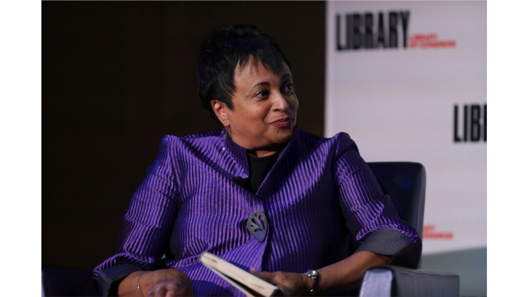 Pustakawati Kongres Carla Hayden saat wawancara dengan musisi / produser Emilio Estefan di Library of Congress Coolidge Auditorium di Thomas Jefferson Building, Washington, D.C., 11 Maret 2019.