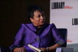 Pustakawati Kongres Carla Hayden saat wawancara dengan musisi / produser Emilio Estefan di Library of Congress Coolidge Auditorium di Thomas Jefferson Building, Washington, D.C., 11 Maret 2019.