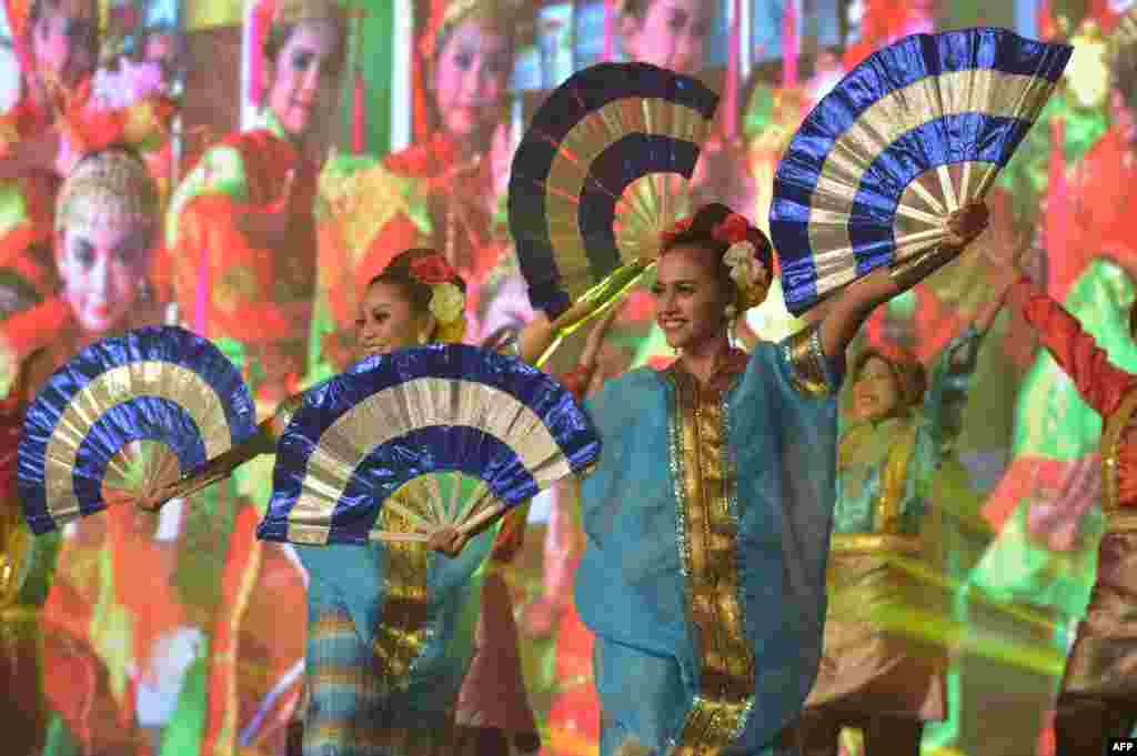 رقاصان اندونزیایی در حاشیه افتتاح سیزدهمین دوره مسابقات قهرمانی ووشو در جاکارتا، هنرنمایی می کنند. از ایران هم تیم زنان و مردان در این مسابقات حضور دارند. &nbsp;