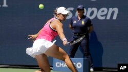 Petenis Ashleigh Barty ketika berlaga pada babak pertama turnamen AS Terbuka 2019 di New York, pada 26 Agustus 2019. (Foto: AP/Frank Franklin II)