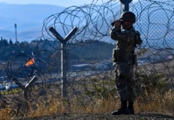 Vojnik Sjeverne Makedonije patrolira na granici sa Grčkom, septembar 2019.