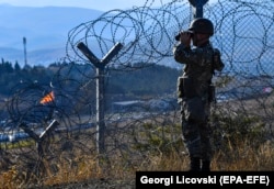 Vojnik Sjeverne Makedonije patrolira na granici sa Grčkom, septembar 2019.
