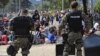Македонська поліція намагається стримати наплив незаконних мігрантів