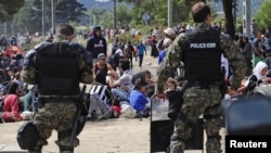 Македонські поліцейські охороняють кордон перед натовпом незаконних мігрантів