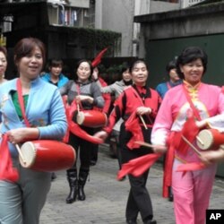 大陆配偶正在练习腰鼓