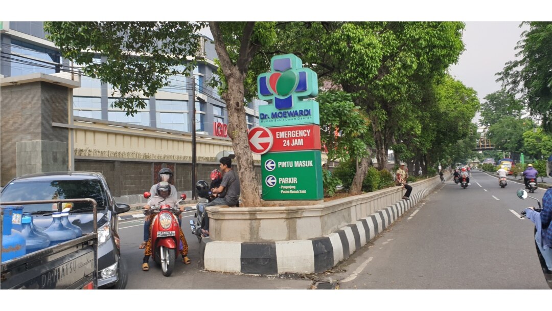 Akses pintu masuk menuju Rumah Sakit Dr. Moewardi Solo yang menjadi rumah sakit rujukan covid 19, pertengahan Maret lalu. Foto : VOA/ Yudha Satriawan