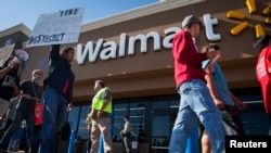 Pekerja Walmart melakukan protes menuntut kenaikan upah di sebuah toko serba ada itu di Paramount, California, 2012. (Reuters/Bret Hartman)