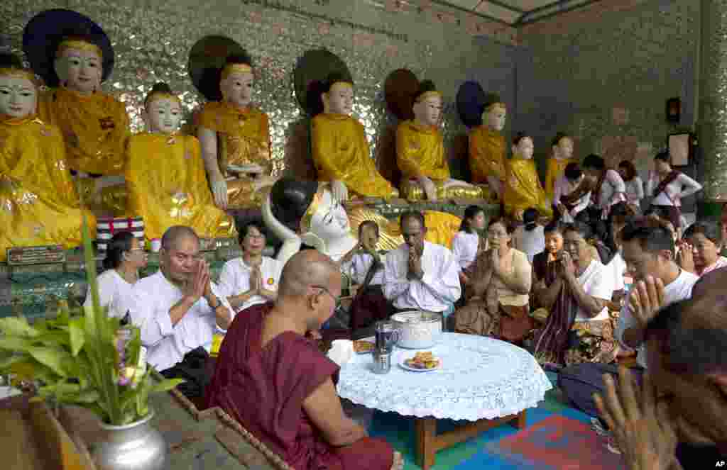 Buddhist devotees pray at Shwedagon pagoda at the end of their annual water festival. The Buddhist devotees participated in religious rituals, marking the Burmese New Year, Rangoon, Burma, April 17, 2014.&nbsp;