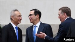 中国副总理刘鹤2019年5月10日在华盛顿的美国贸易代表办公室同美国贸易代表莱特希泽和财政姆努钦交谈。