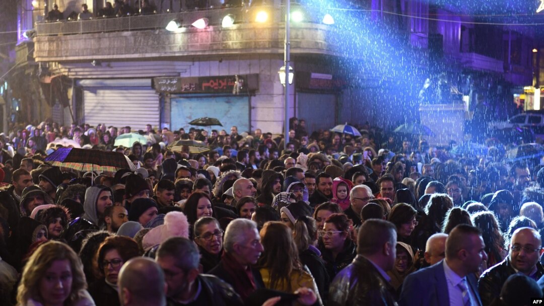 Ramainya warga semarakkan perayaan Natal di Al-Azizzieh Square.