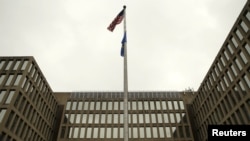 美國國旗飄揚在美國人事管理局辦公樓前。(資料圖片)