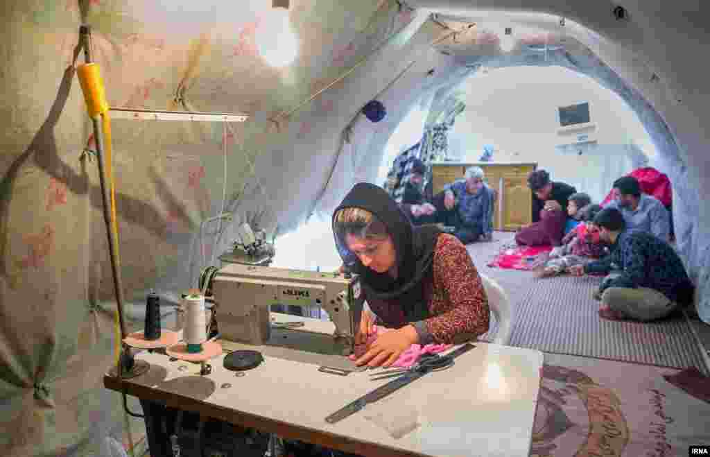 زنان زلزله زده کرمانشاه و سرپل ذهاب در همان چادرها به کار و گرداندن چرخ زندگی مشغول اند. عکس: بهمن زارعی