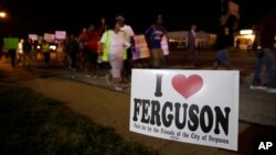 Protestas pacíficas se realizaron en Ferguson el jueves por la noche.