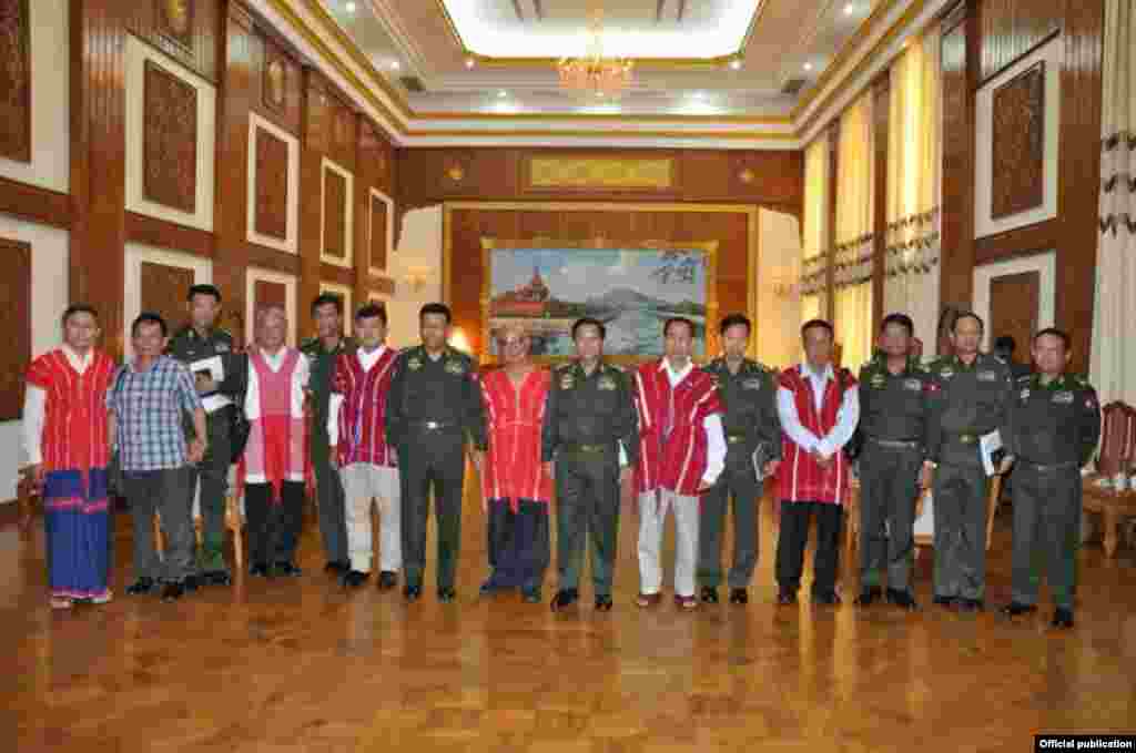 တပ္မေတာ္ကာကြယ္ေရးဦးစီးခ်ဳပ္ ဗိုလ္ခ်ဳပ္မွဴးႀကီး မင္းေအာင္လိႈင္နဲ႔ KNU ဥကၠ႒ ဗုိလ္ခ်ဳပ္ႀကီး မူတူးေဆးဖုိး ဦးေဆာင္တဲ့ ကိုယ္စားလွယ္အဖြဲ႔ ေတြ႔ဆံု။ (မတ္ ၇၊ ၂၀၁၄) တပ္မေတာ္ကာကြယ္ေရးဦးစီးခ်ဳပ္ ဗိုလ္ခ်ဳပ္မွဴးႀကီး မင္းေအာင္လိႈင္နဲ႔ KNU ဥကၠ႒ ဗုိလ္ခ်ဳပ္ႀကီး မူတူးေဆးဖ
