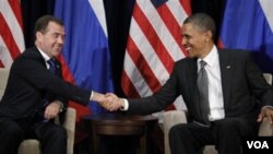 Američki predsjednik Barack Obama na sastanku s ruskim kolegom Dmitrijem Medvjedevim na summitu APEC-a u Honoluluu, na Havajima, 12.11. 2011. (AP Photo/Charles Dharapak)