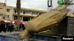 Tượng của cố tổng thống Hafez al-Assad, thân phụ của Tổng thống Bashar al-Assad bị dân thành phố Raqqa kéo đổ, 4/3/13 