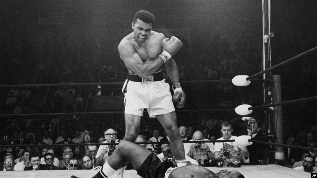 Muhammad Ali saat mengalahkan Sonny Liston pada pertandingan di Lewiston, Maine, 25 Mei 1965 (foto: dok).