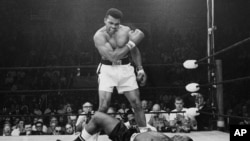 Muhammad Ali saat mengalahkan Sonny Liston pada pertandingan di Lewiston, Maine, 25 Mei 1965 (foto: dok).