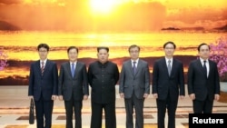 Şimali Koreya lideri Kim Yonq Un Cənubi Koreyanın rəsmi nümayəndə heyətinin üzvləri ilə