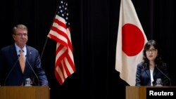 일본을 방문한 애슈턴 카터 미국 국방장관(왼쪽)이 7일 도쿄 방위성에서 이나다 도모미 방위상과 회담 후 공동기자회견에 참석했다.