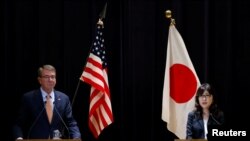 지난달 7일 도쿄 방위성에서 이나다 도모미 방위상(오른쪽)과 애슈턴 카터 미국 국방장관이 회담 후 공동기자회견에 참석했다.