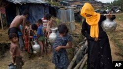 Para pengungsi Rohingya antri untuk memperoleh air minum di kamp pengungsi Cox's Bazar Ukhia, Bangladesh.